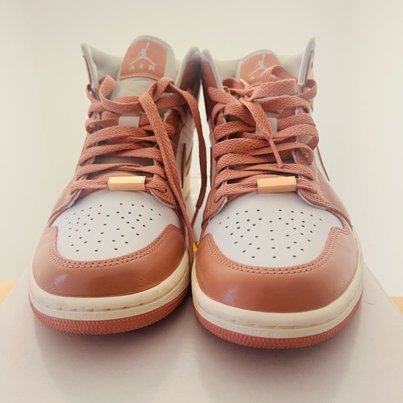 Nike Air Jordan High-Tops in White and COPPER - Picture 2 of 10